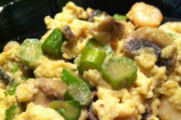 Revuelto de champiñones gambas y trigueros