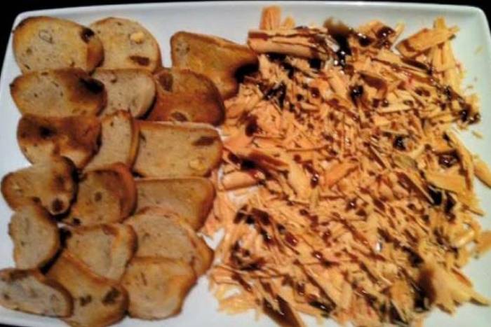 Virutas de foie con pan de pasas