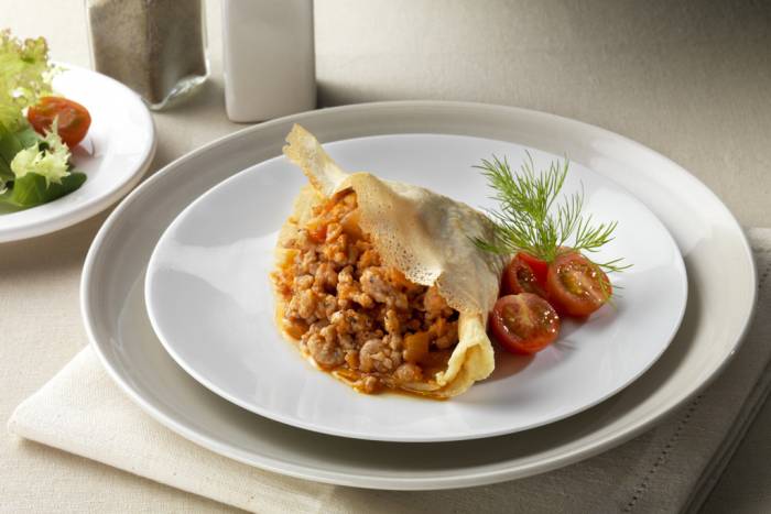 Crepes rellenas a la boloñesa