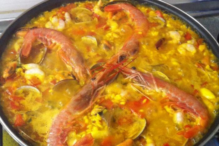 Paella de verano con gambones