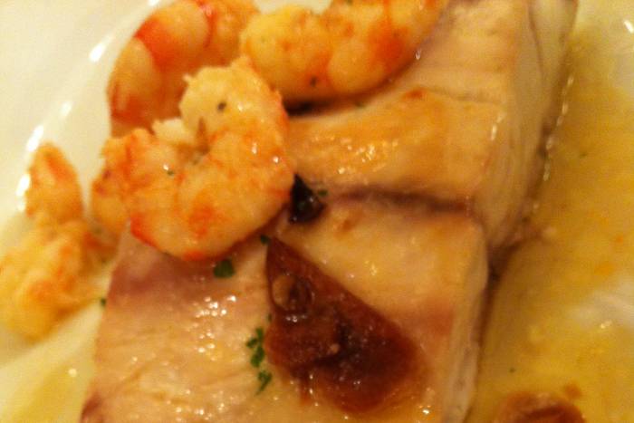 Bacalao al horno con langostinos