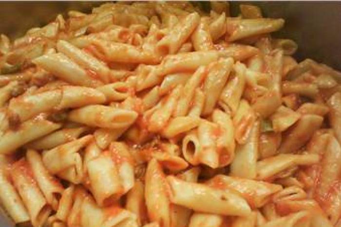 Macarrones con jamón y chorizo