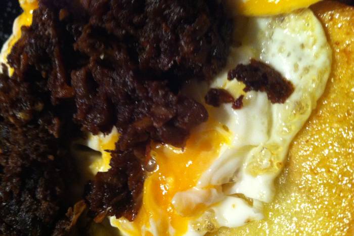 Huevos rotos con morcilla