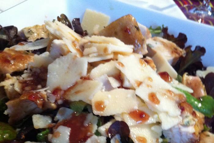 Ensalada de pollo y parmesano con vinagreta de frambuesa