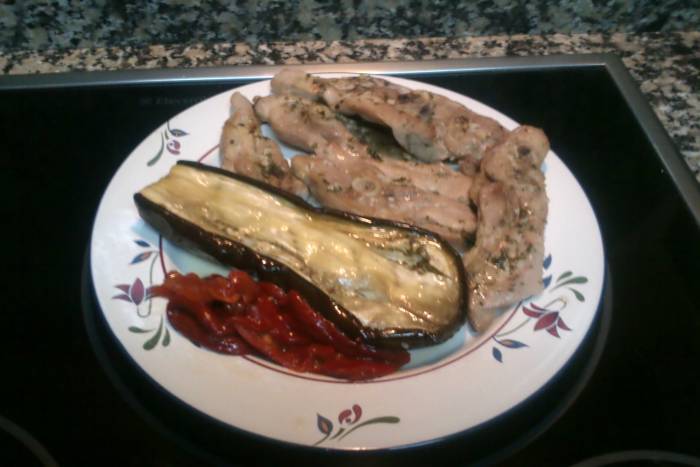 Chuletas de pavo al horno con berenjenas y pimientos
