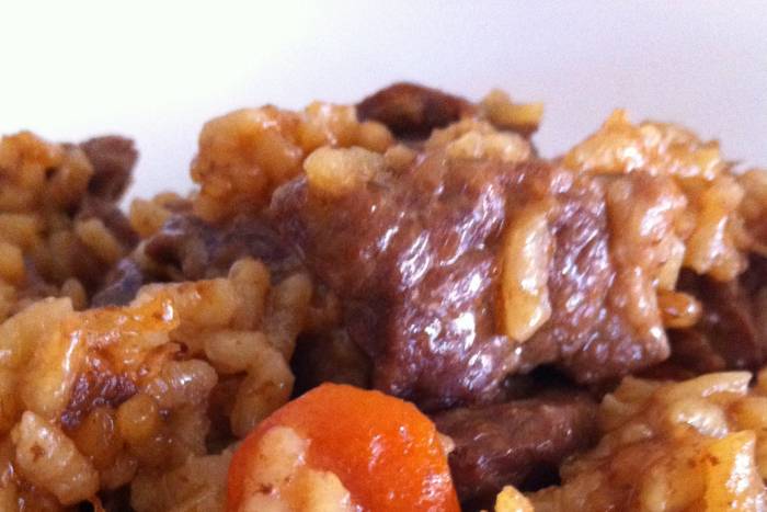 Arroz con carne estofada