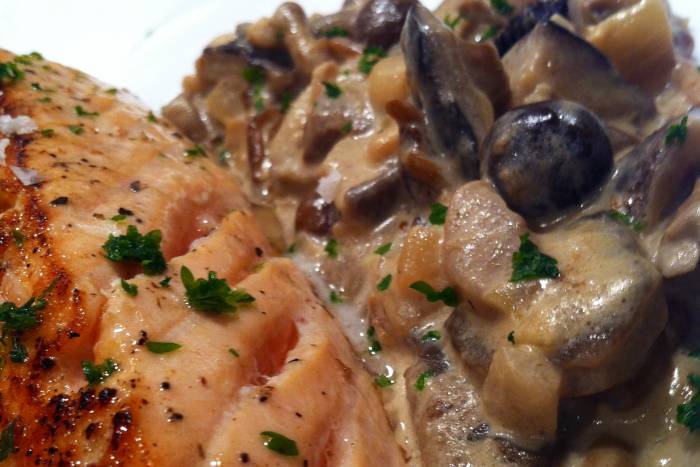 Lomo de salmón con salsa de setas