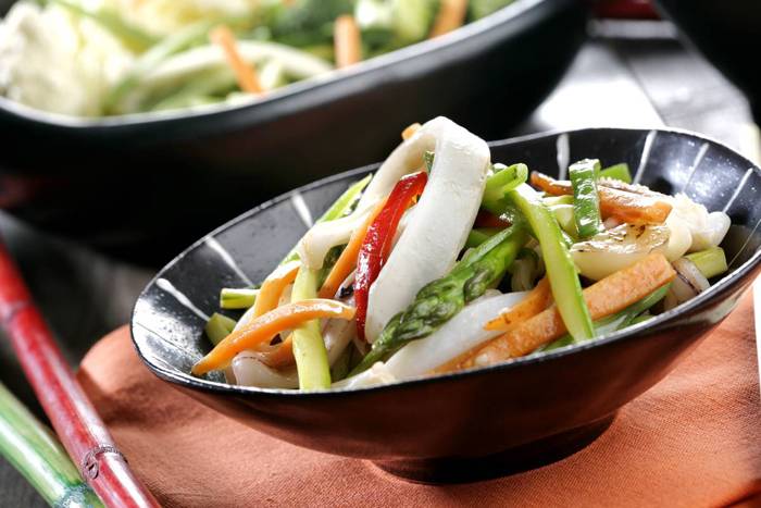 Wok de verduras y calamares