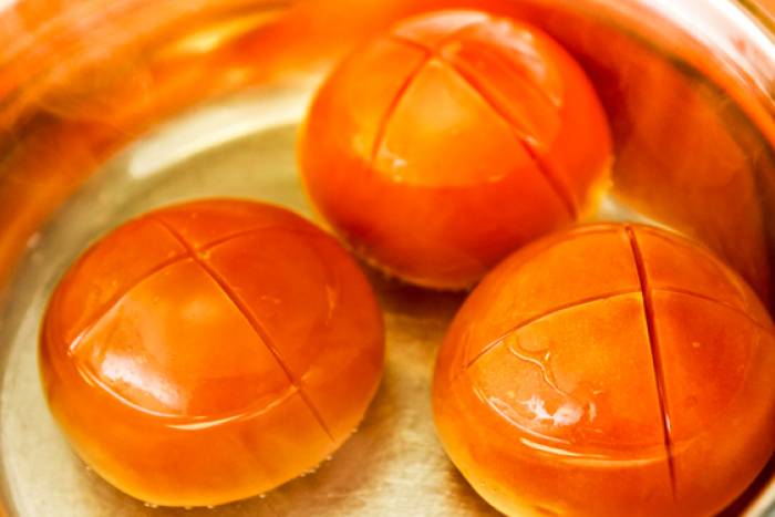 Pela los tomates en un momento