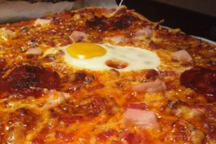 Pizza con huevo