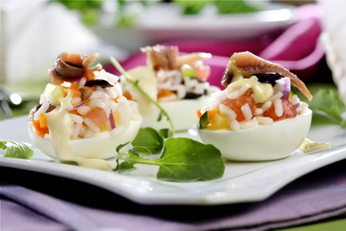 Huevos rellenos de ensaladilla de arroz