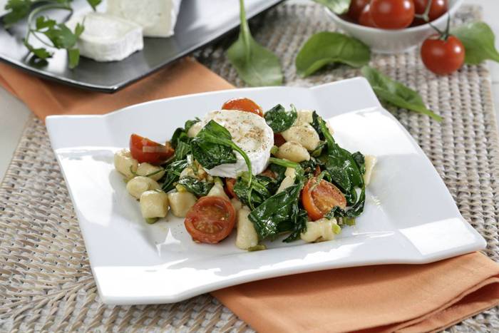 Ñoquis salteados con queso y espinacas