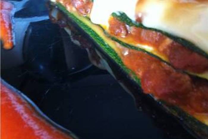 Lasaña de verduras con calabacín y tomate