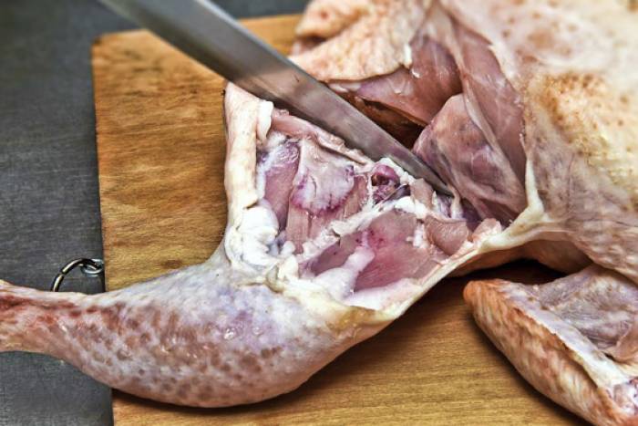 Limpia y trocea las aves en casa