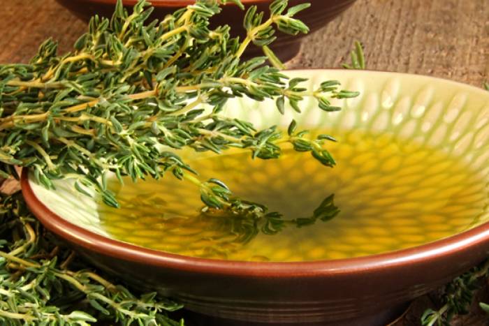 Un aceite de hierbas preparado en casa