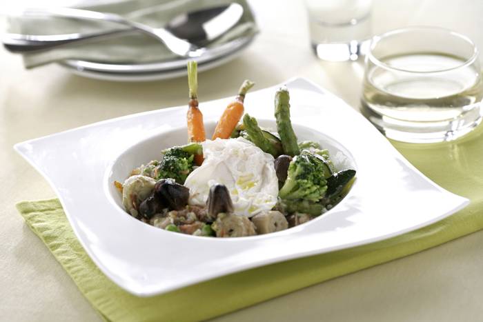 Menestra con jamón y huevo escalfado