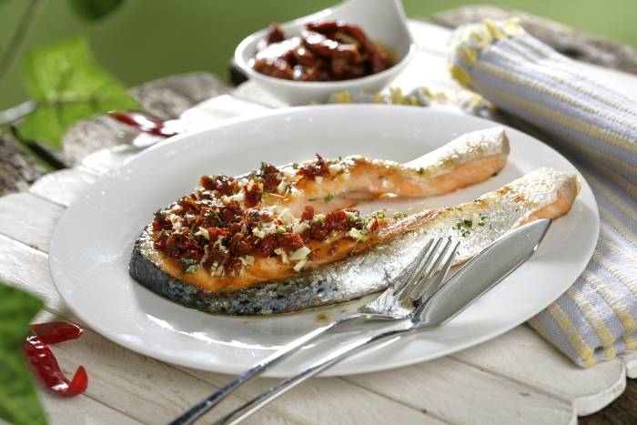 Salmón con refrito de ajos