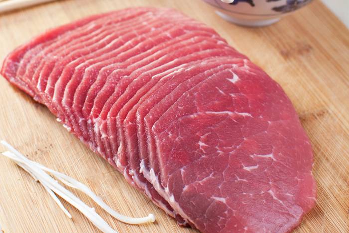 Corta la carne en lonchas finas en casa