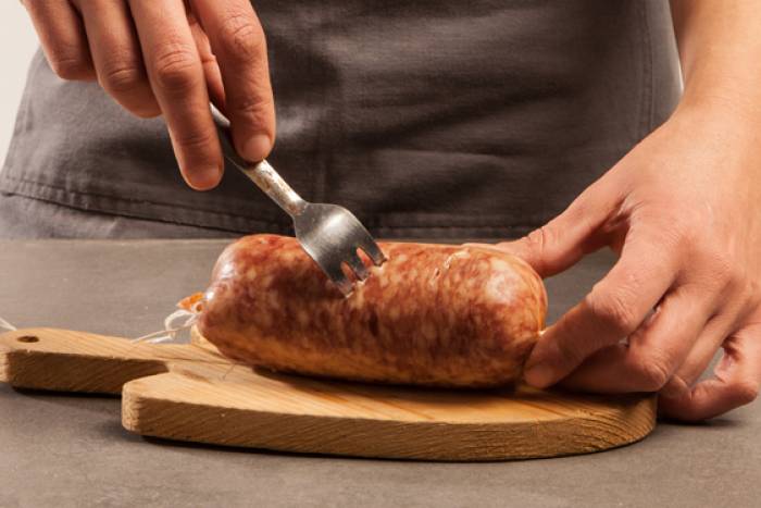 Pincha las salchichas antes de cocerlas