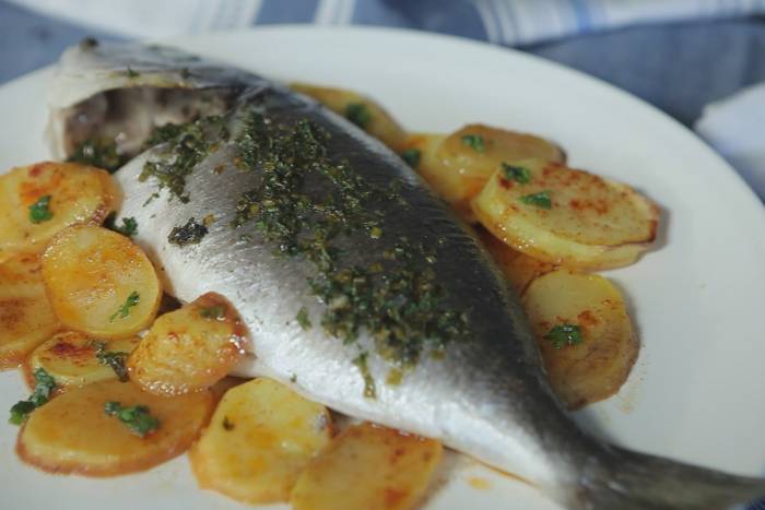 Dorada a las finas hierbas