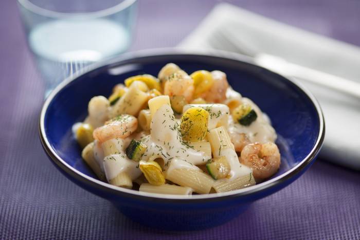 Rigatoni con salsa de calabacín y gambitas