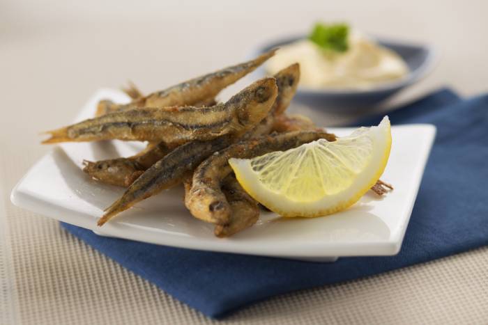 Pescaíto frito con mayonesa cítrica