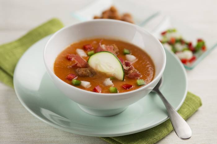 Gazpacho andaluz con jamón y picatostes