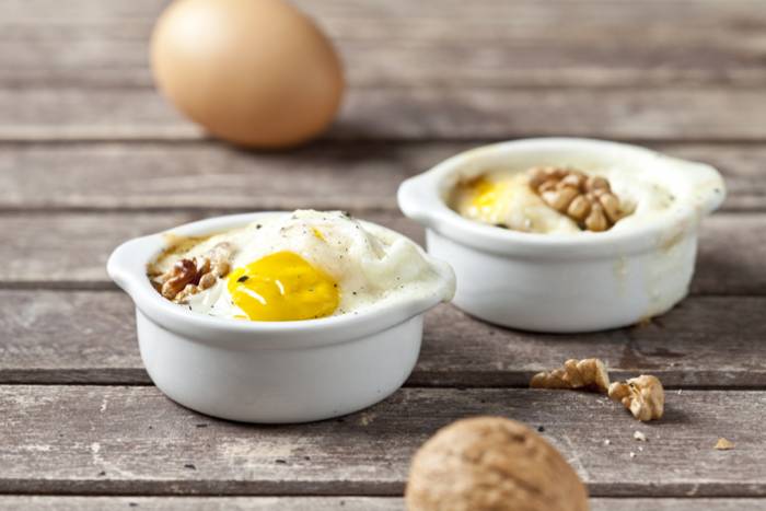 Huevos en cocotte con queso y nueces