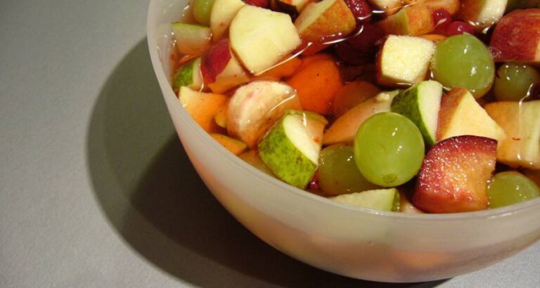 Sirve la macedonia en un cuenco de fruta