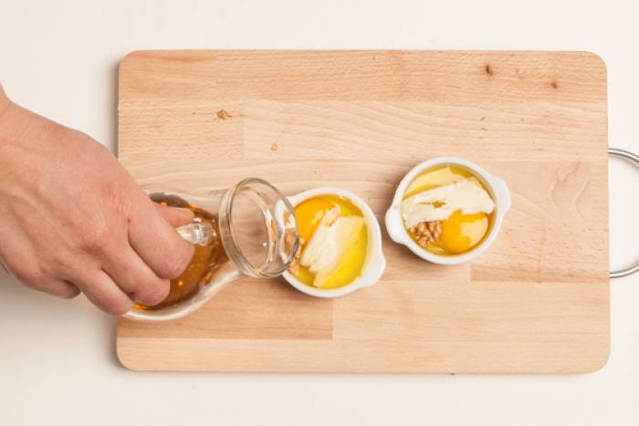 Añade caldo a los huevos al horno