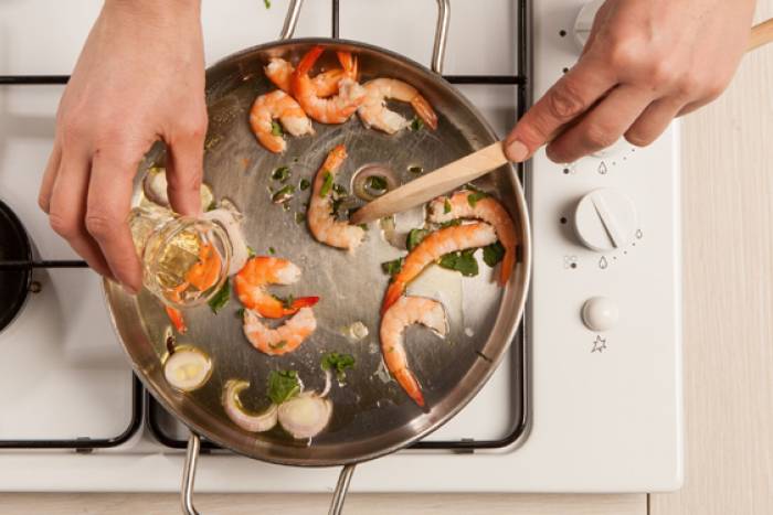 Cocina las gambas con un poco de brandy