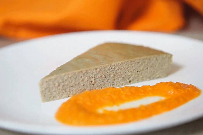 Pastel de Berenjenas con Salsa de Pimientos Rojos