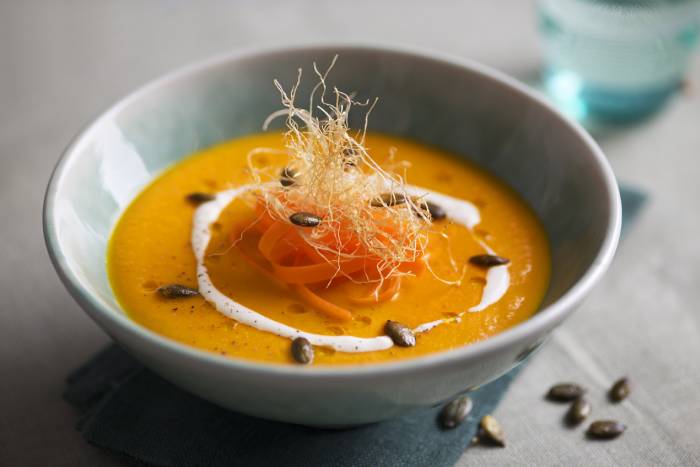 Crema de zanahoria con queso fresco y pipas de calabaza
