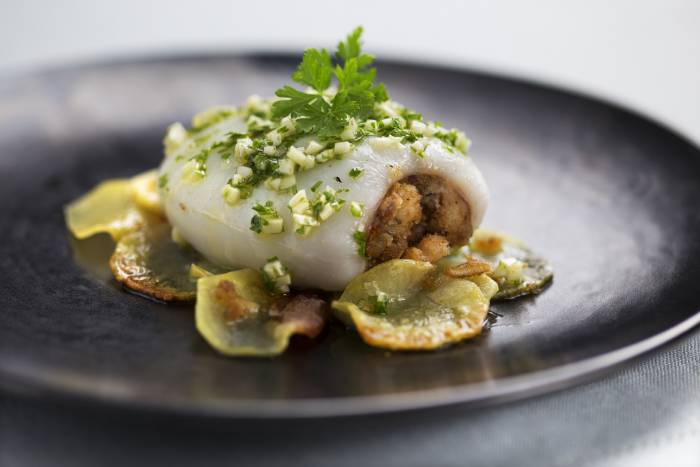 Sepia rellena de bacalao y langostinos