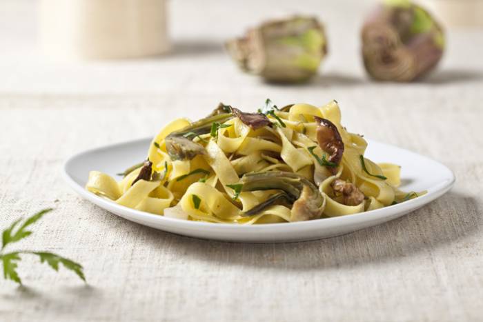 Tagliatelle con alcachofas y setas
