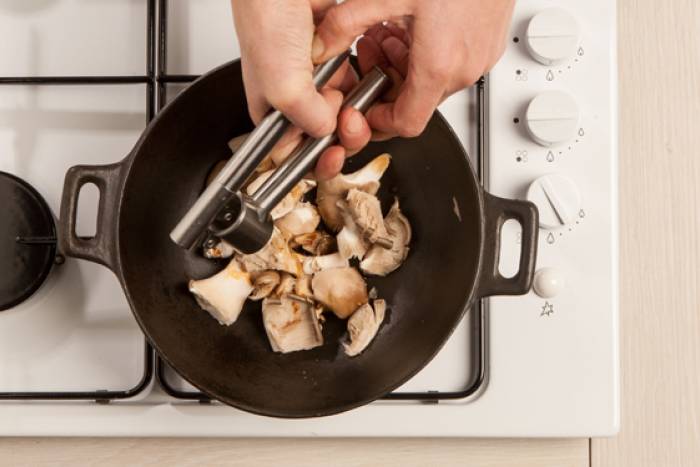 Fríe las setas con ajo