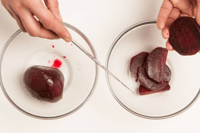 Cuece la remolacha con caldo