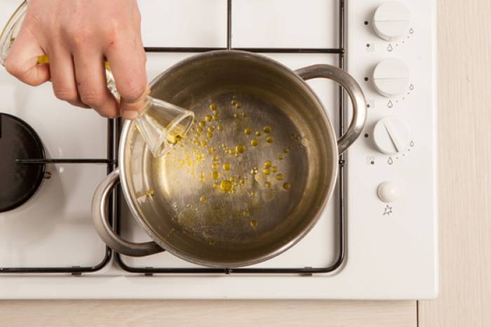 Cuece la pasta con un poco de aceite