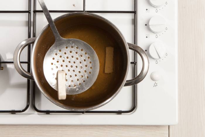 Cuece el tofu con caldo