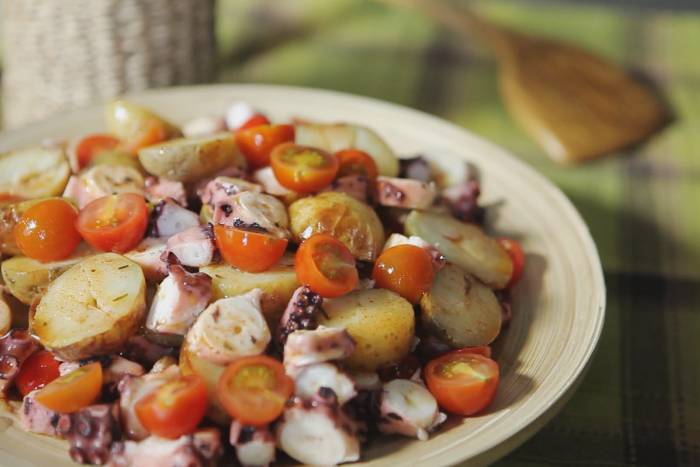 Ensalada de pulpo, patata y tomates cherry