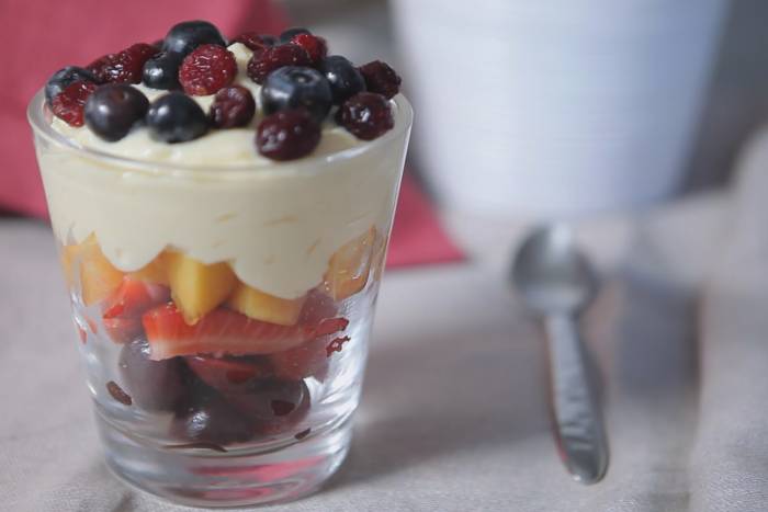 Copa de crema pastelera con frutas de verano