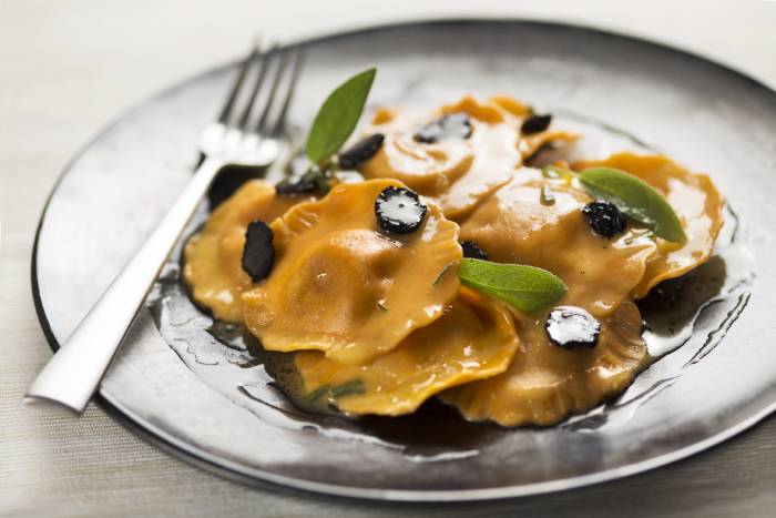 Raviolis de calabaza con salsa de mantequilla y trufa