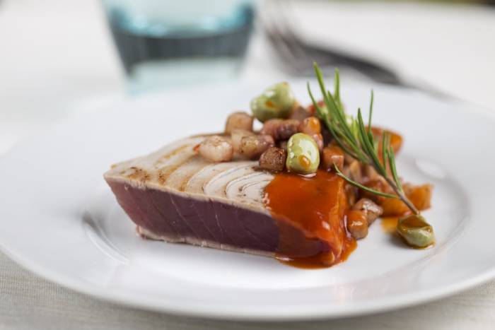 Lomo de atún a la parrilla con salsa de ñoras