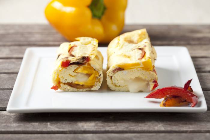 Rollitos de tortilla con pimientos y queso