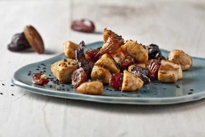 Bocaditos de pollo con ciruelas pasas y dátiles