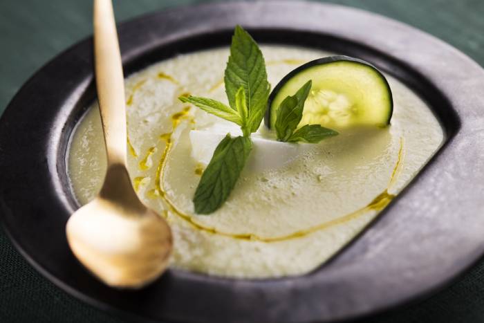 Sopa fría de manzana verde con menta y albahaca