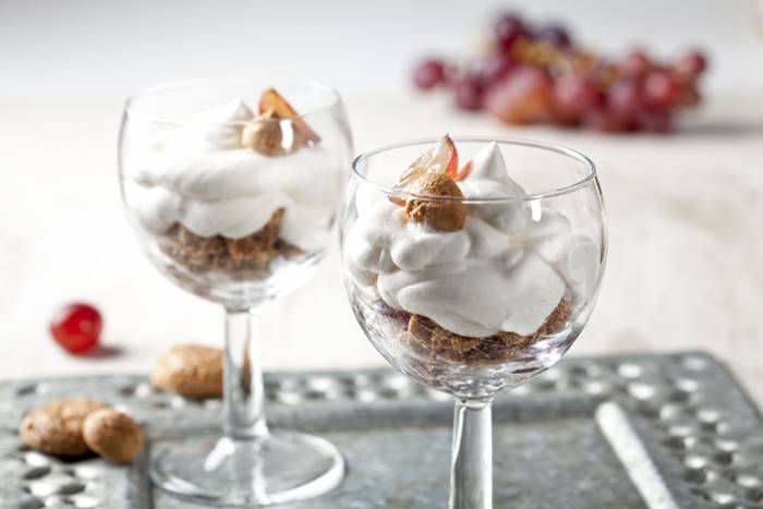 Copa de crema chantilly con frutas y galletas 
