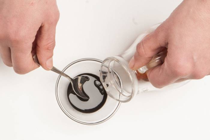 Diluye la tinta de calamar en el caldo