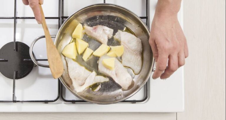 Cuece las patatas y el pescado juntos