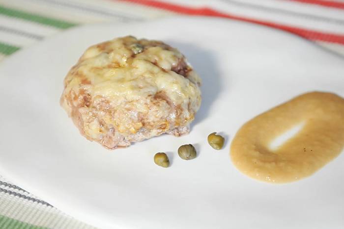 Hamburguesas gratinadas con salsa de cebolla